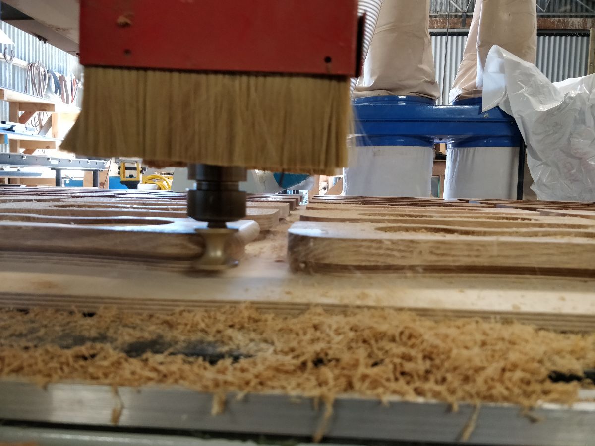 Rounding the edges with a semi circular cutter